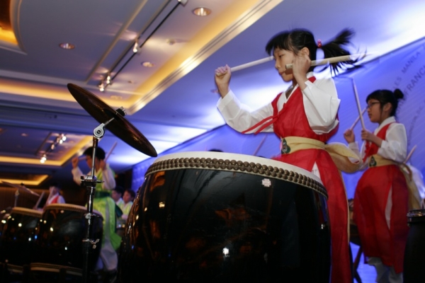 Students from Daesungdong Elementary School, in Korea&apos;s DMZ, riveted the audience with a combination of traditional Latin and Korean rhythms played on drums of various sizes and a small traditional horn. (Asia Society Korea Center)