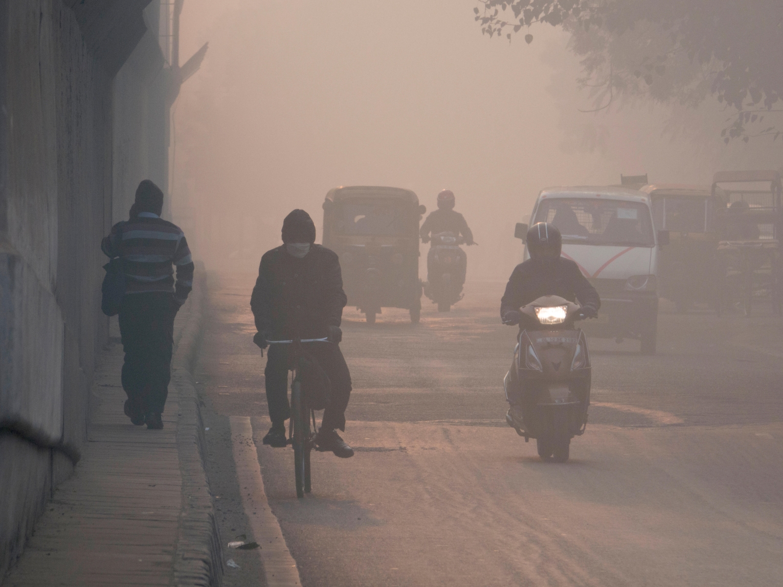 Commuters in hazardous levels of air pollution in New Delhi, India
