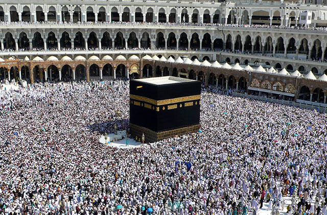 les musulmans prient au hajj