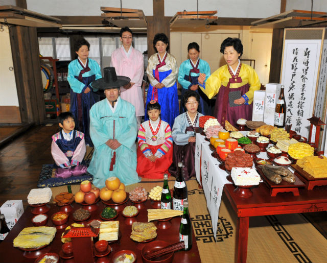 South Korean models demonstrate charye, a traditional