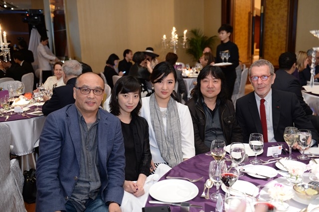 (L to R) Zhang Xiaogang, Song Dong and Arne Glimcher at Asia Society’s second annual Art Gala on May 12, 2014. (Asia Society Hong Kong Center)