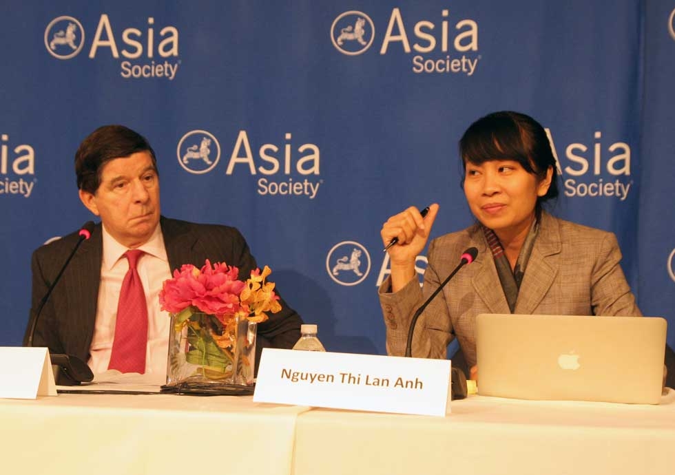 David Denoon of the New York University Center on U.S.-China Relations (L) and Nguyen Thi Lan Anh of the Diplomatic Academy of Vietnam (R) at the March 14 panel on the origins of current South China Sea disputes. (Feng Feng/Asia Society)