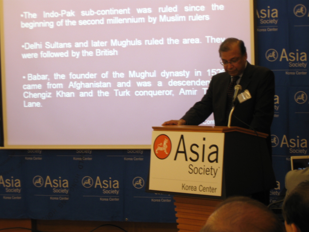 Pakistan’s Ambassador to Korea, H.E. Murad Ali Mukadam, speaking in Seoul on May 25, 2010. (Asia Society Korea Center)