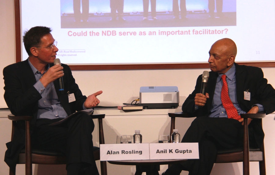 Alan Rosling (L) speaking to Dr. Anil K. Gupta in an evening dialogue at Asia Society Hong Kong Center on September 2, 2014. (ASHK)