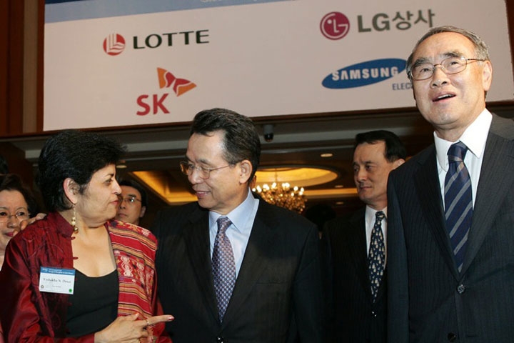 L to R: Asia Society President Vishakha Desai with former Korean Prime Ministers Han Seung-soo and Lee Hong-Koo at the ASKC opening on April 2, 2008. (Asia Society Korea Center)