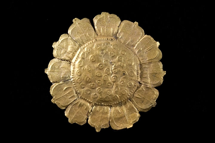 Lotus. Fu Nan period, 7th–8th century. Go Xoai site, Duc Hoa District, Long An Province. Gold foil. Long An Museum, BT87-M1-V-2. (Kaz Tsuruta, Asian Art Museum of San Francisco)