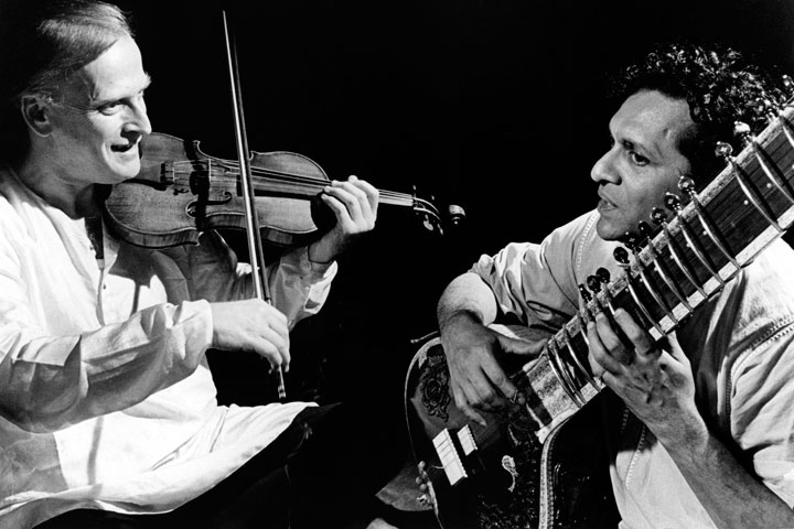 Yehudi Menuhin (L) and Ravi Shankar (R) rehearsing on stage in the mid-1960s. (David Farrell/Redferns/Getty Images)