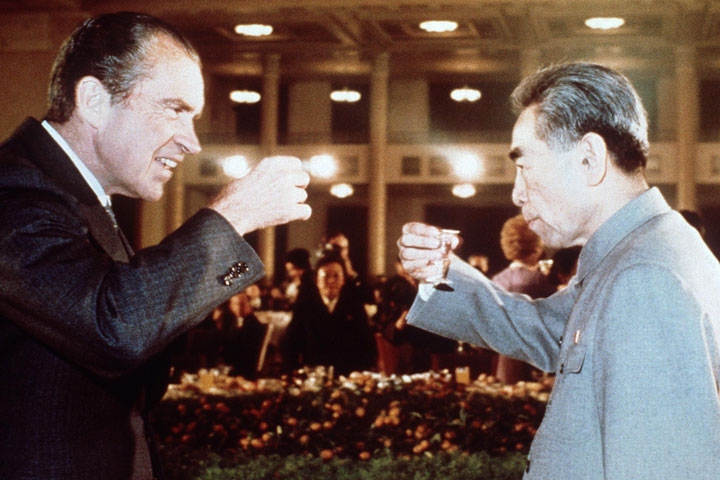 US President Richard Nixon (L) toasts with Chinese Prime Minister Chou En Lai (R) in Feb. 1972 in Beijing during his official visit in China. (AFP/Getty Images)