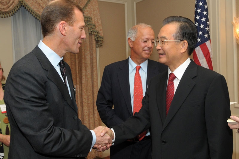 Asia Society's Jamie Metzl (L) shakes hands with Chinese Premier Wen Jiabao (R) at Waldorf-Astoria on September 22, 2010. (Elsa Ruiz/Asia Society)