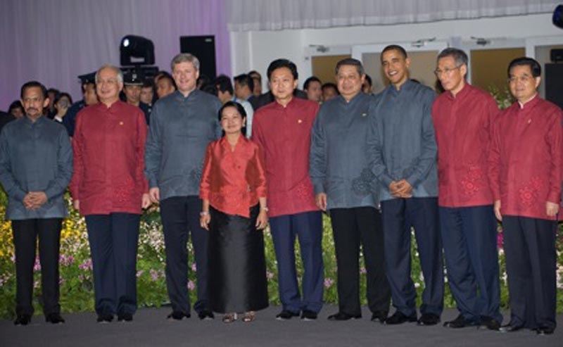 Dressed in coordinating designer shirts, APEC leaders smile for photographs on November 14, 2009. (Saul Loeb/AFP/Getty Images)