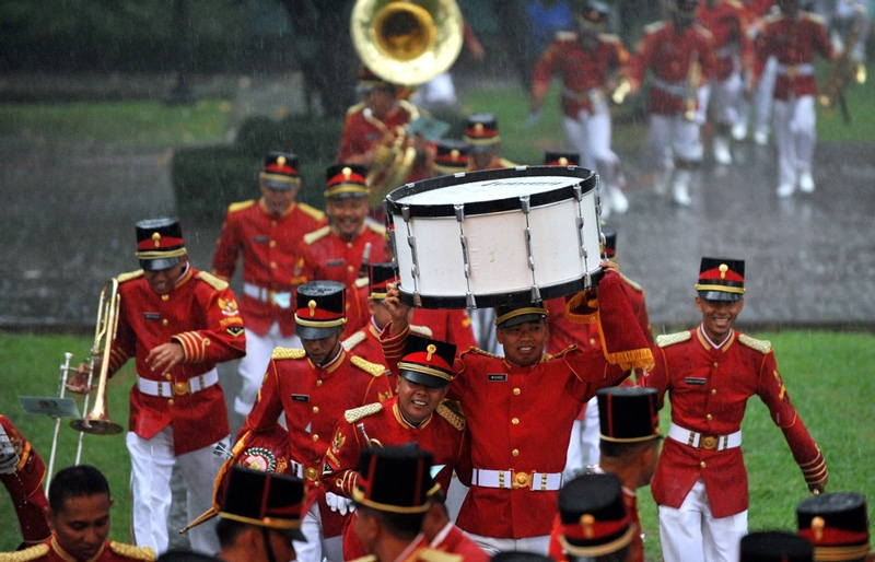 The official band runs to get out of the rain moments before the arrival of President Obama on November 9, 2010 in Jakarta, Indonesia. (Tim Sloan/AFP/Getty Images)