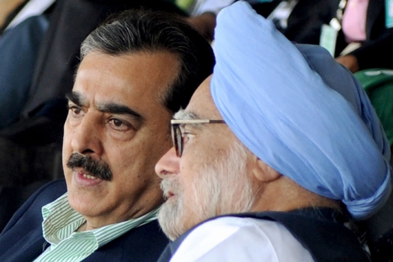 Pakistan Prime Minister Yousuf Raza Gilani (L) speaks with Prime Minister Manmohan Singh of India during the 2011 ICC World Cup on March 30, 2011 in Mohali, India. (Raveendran-Pool/Getty Images)