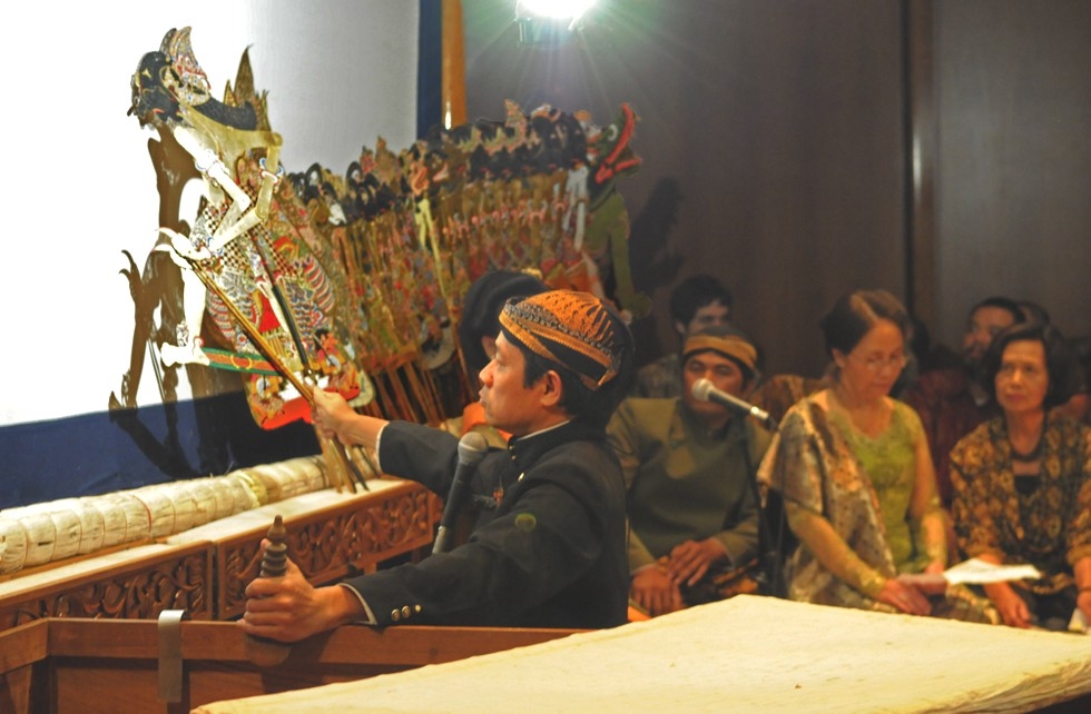 Master puppeteer Ki Purbo Asmoro, whose performances often draw audiences of several thousand in Java, at Asia Society New York. (Elsa Ruiz/Asia Society)
