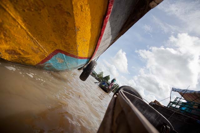 Sailing back to the mainland from the floating market. (Hélène Franchineau)