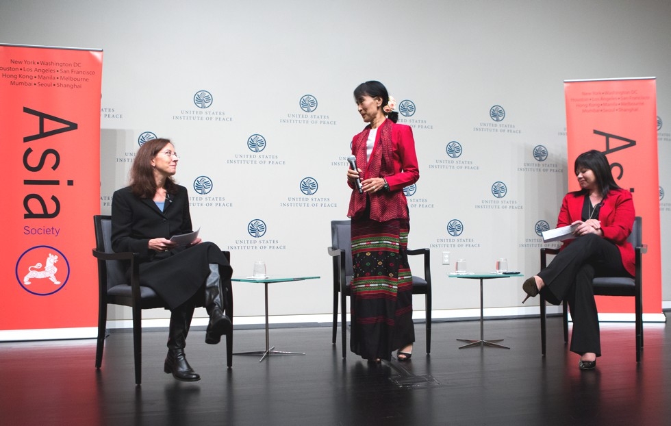 Myanmar parliamentarian Aung San Suu Kyi with co-moderators Colette Rausch, Director, USIP Rule of Law Center (L) and Suzanne DiMaggio, Asia Society VP, Global Policy Programs (R) at the U.S. Institute of Peace in Washington, D.C., Sept. 18, 2012 (Asia Society/Joshua Roberts)