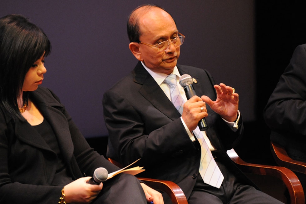 Myanmar President Thein Sein answers questions from moderator Suzanne DiMaggio (L) at Asia Society in New York, Sept. 27, 2012. (Kenji Takigami/Asia Society)