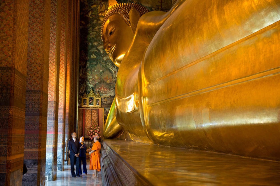 U.S. President Barack Obama and U.S. Secretary of State Hillary Rodham Clinton view the Vihan of the Reclining Buddha at Wat Pho in Bangkok, Thailand on Nov. 18, 2012. (Pete Souza/U.S. Department of State)