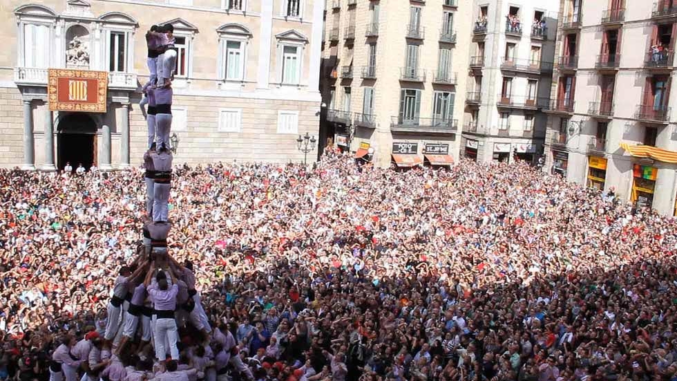 As the Catalan team makes its way up, thousands of people gather to watch. From the movie "The Human Tower." (Goldcrest Films International)