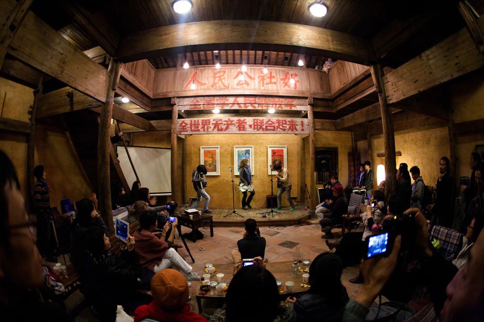 Abigail Washburn joins Guangzhou-based Wu Tiao Ren on stage for a performance at Pig’s Inn #3. (Zhu Rui)