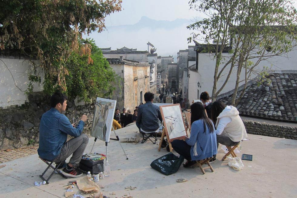 To bring tourism revenue to the village, Pingshan Village hosts groups of university students who practice painting the historic Huizhou region’s distinctive rooftops and mountainous skyline. (Sun Yunfan)