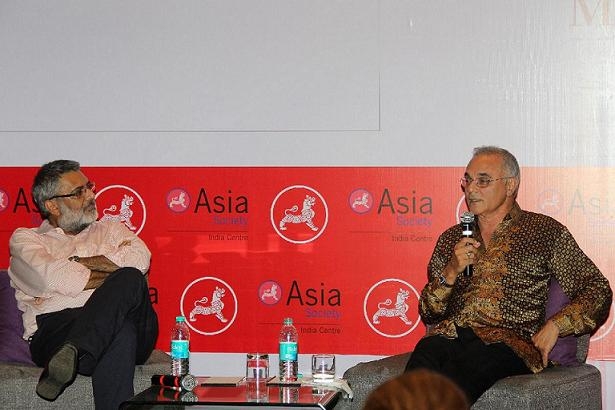 Author and journalist Sidharth Bhatia (L) with Mahmood Mamdani (R). (Asia Society India Centre)
