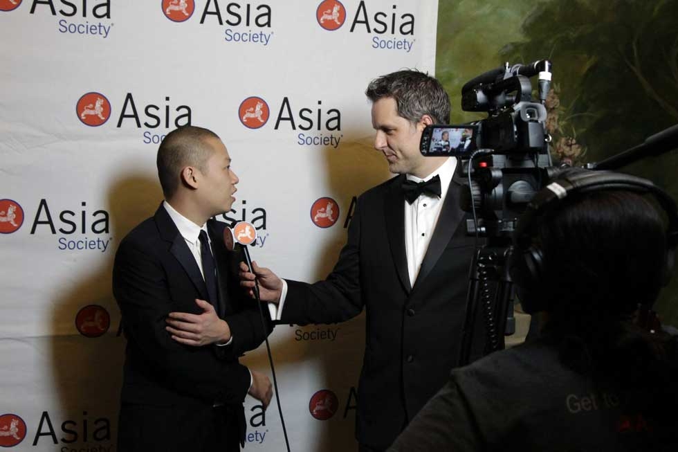 Jason Wu (L) interviewed by Asia Society Managing Editor Dan Washburn on the red carpet. (Bill Swersey/Asia Society)