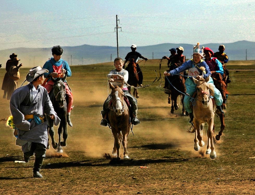 Mongolian kids near the finish line of their horse race. (Emilia Tjernström/Flickr)