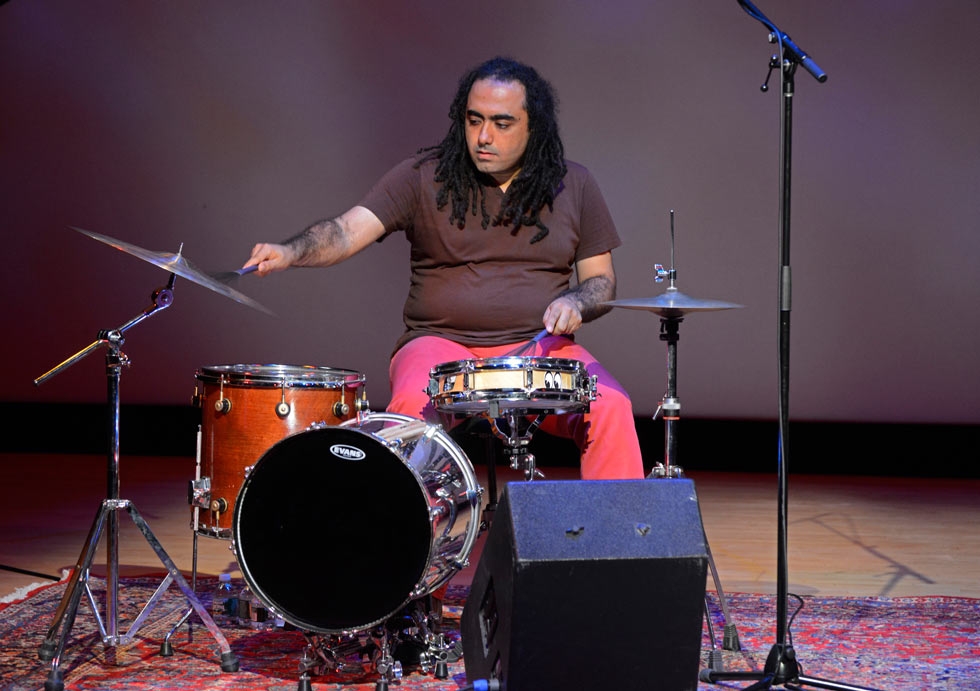 Yahya Alkhansa plays the drums. (Elsa Ruiz/Asia Society)