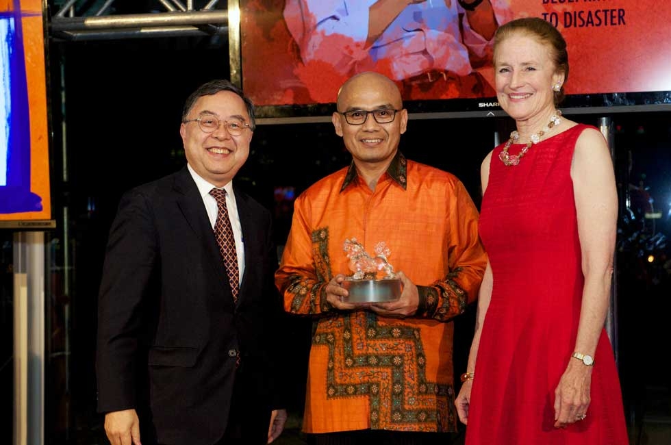 L to R: Asia Society Co-Chair Ronnie Chan, Indonesian Ambassador to the UN Desra Percaya, and Asia Society Co-Chair Henrietta Fore. Amb.  Percaya accepted the Asia Game Changer award on behalf of Kuntoro Mangkusubroto. (Ann Billingsley/Asia Society)