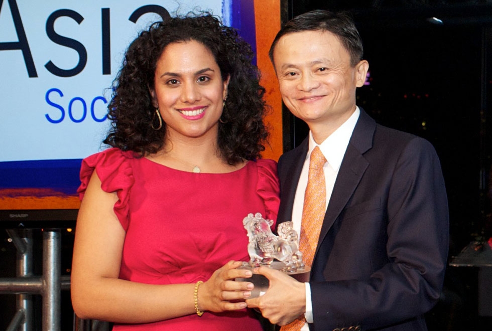 Ellie Azghandi, a New York City educator, presented Jack Ma with his Asia Society Asia Game Changer award. (Ann Billingsley/Asia Society)