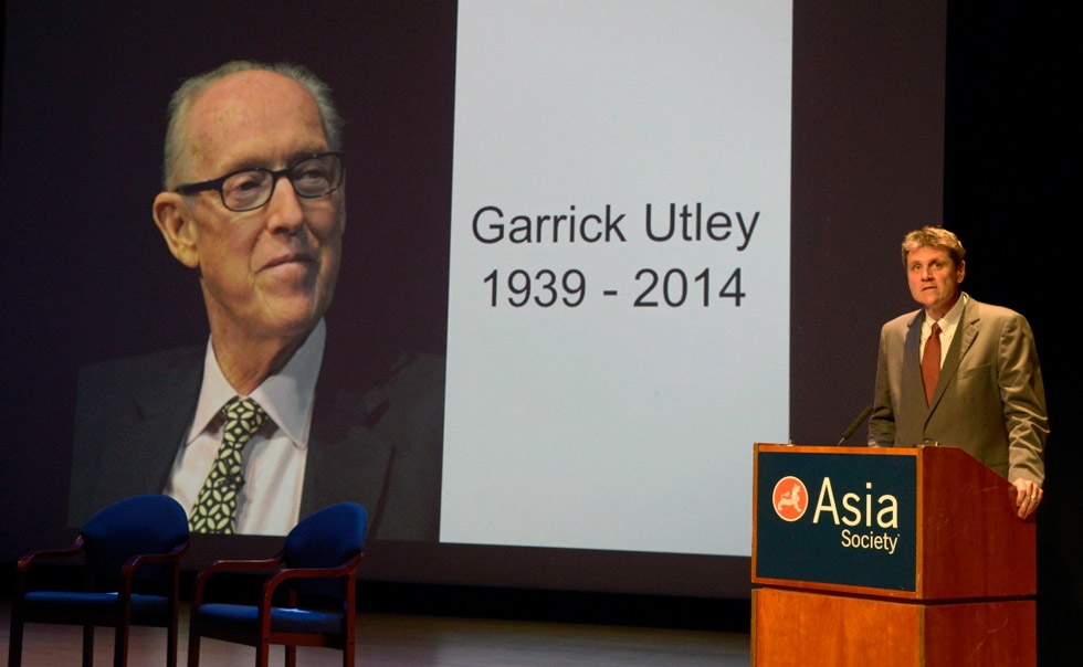Nagorski speaks about the passing of veteran broadcast newsman Garrick Utley, a juror for the 2012 Osborn Elliott Prize, at the start of the program. (Elsa Ruiz/Asia Society)