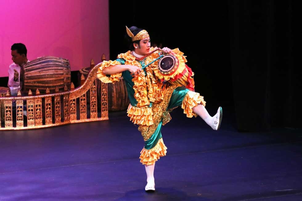 A member of Myanmar's Shwe Man Thabin troupe performs at Asia Society New York on April 11, 2015. (Ellen Wallop/Asia Society)