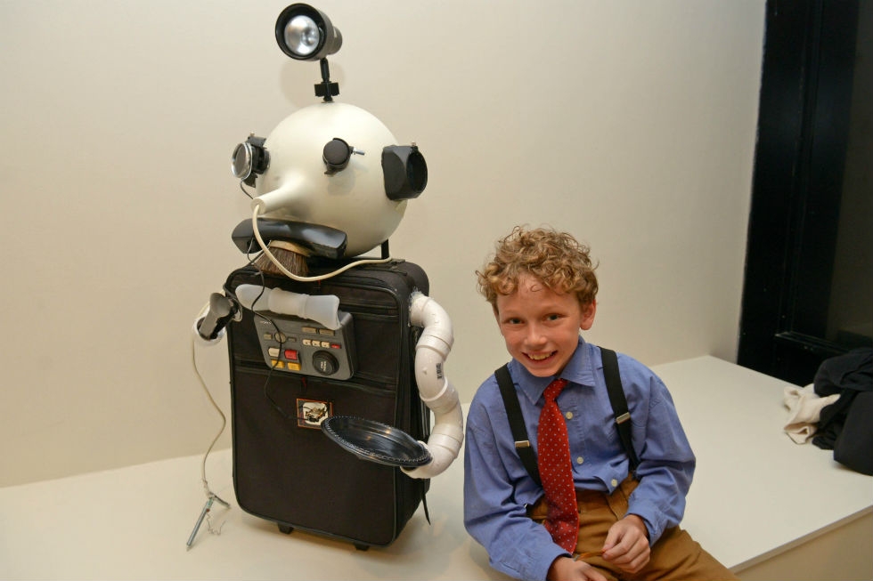 A student artist with the Butler robot. (Elsa Ruiz)