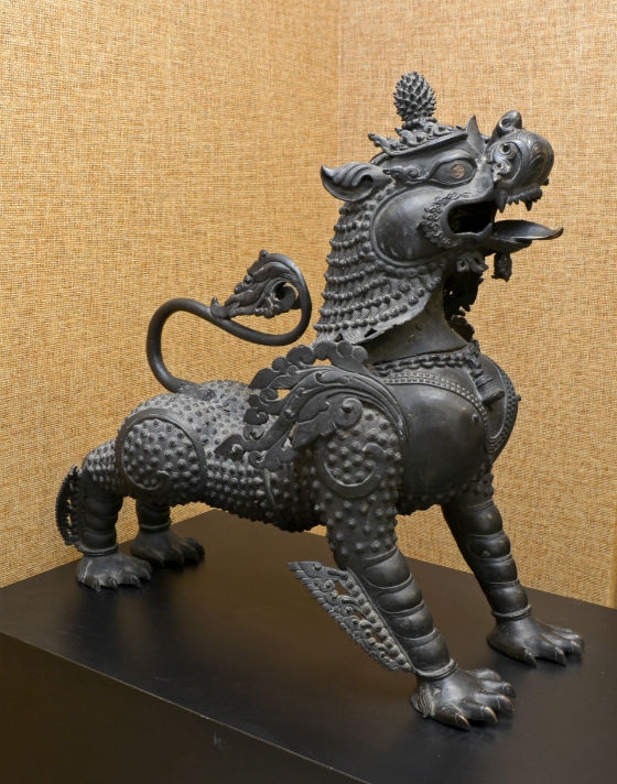 One of a pair of leogryphs or guardian lions (male and female). 18th century, Nepal. Bronze. H. 26 x L. 28 in. (66 x 71.1 cm). (Elsa Ruiz)