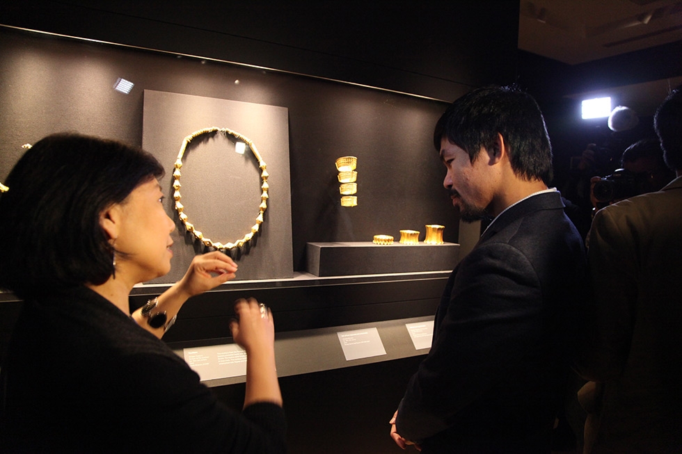 Manny Pacquiao explores the critically acclaimed Asia Society Museum exhibition Philippine Gold: Treasures of Forgotten Kingdoms on Monday, October 12, 2015. (Ellen Wallop/Asia Society)