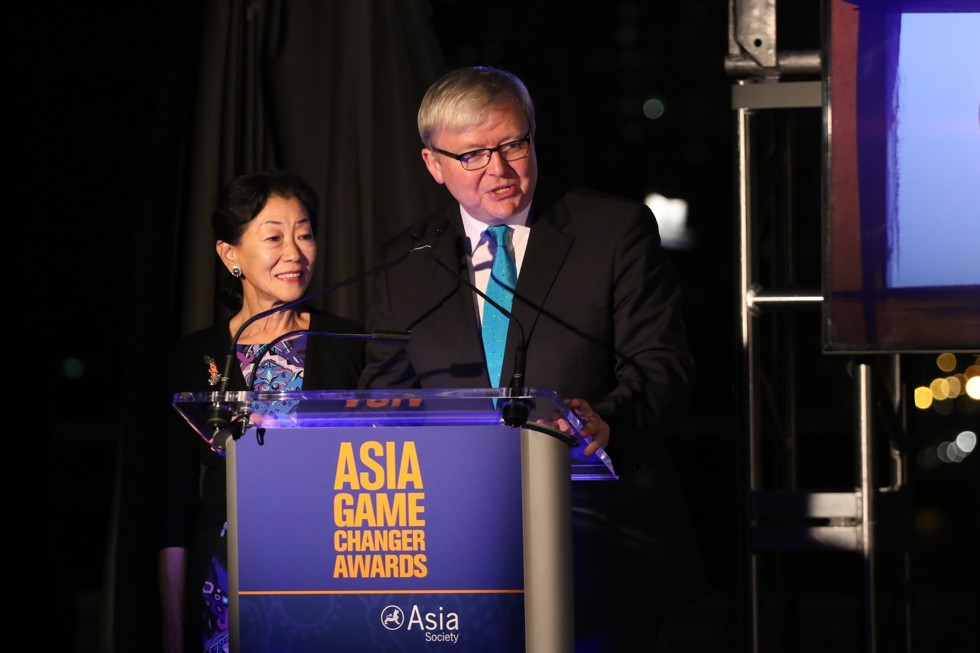 Asia Society Policy Institute President Kevin Rudd (R) and Asia Society Trustee Lulu Wang present an award at the Asia Game Changers award ceremony on October 13, 2015. (Ellen Wallop/Asia Society)
