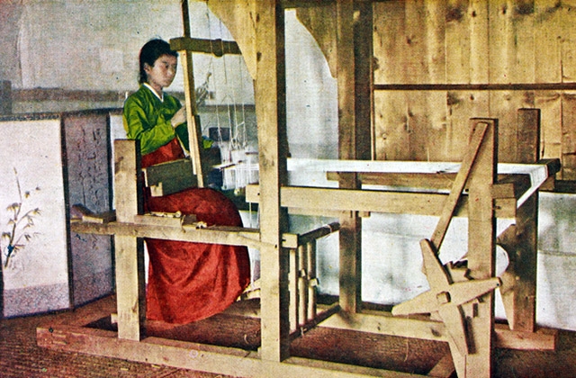 "Traditional loom." 1915-1930. (Hinode Shoko/New York Public Library)