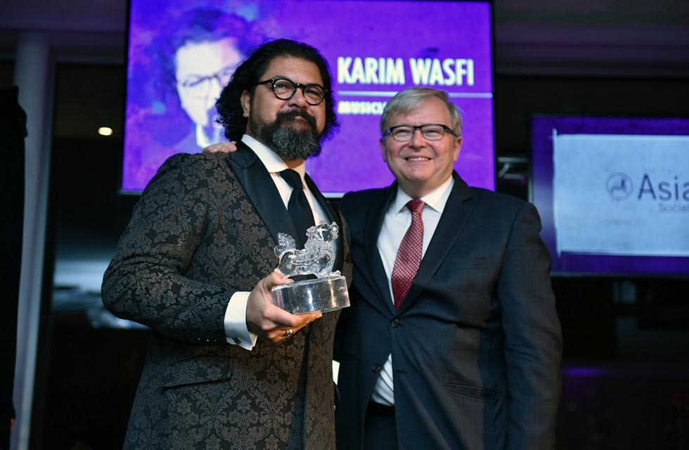 Karim Wasfi (L) receives an Asia Game Changer Award from Kevin Rudd (R) at the United Nations on October 27, 2016. (Jamie Watts/Asia Society)