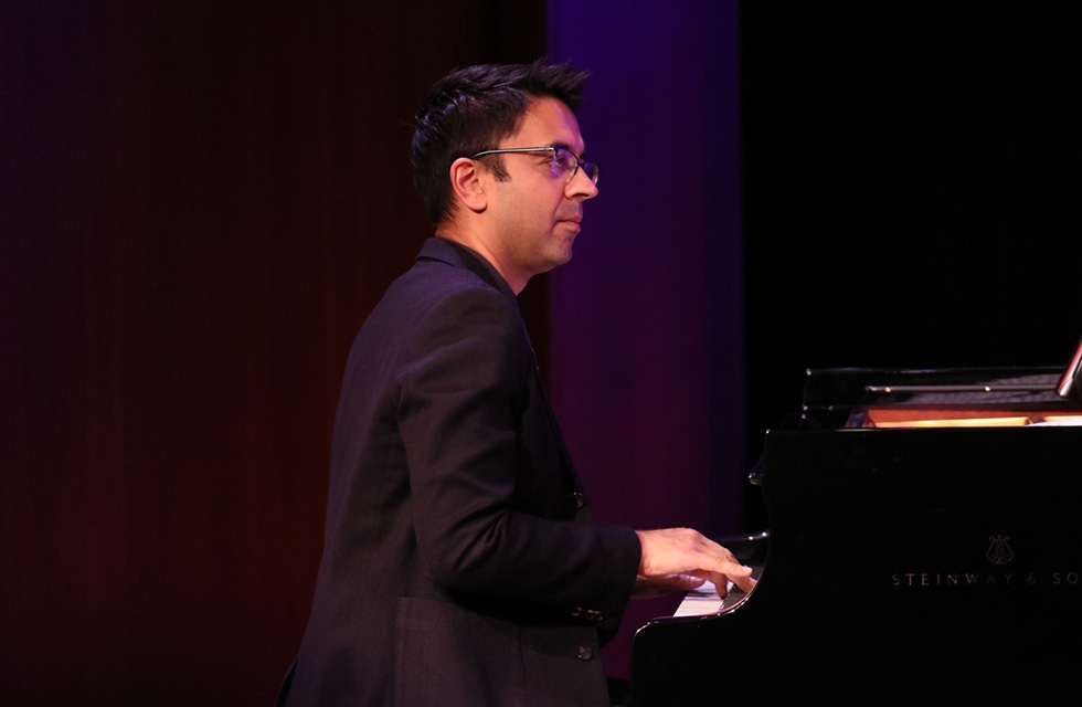 Critically acclaimed musician Vijay Iyer plays the piano at Asia Society New York on December 16, 2016. (Ellen Wallop/Asia Society)