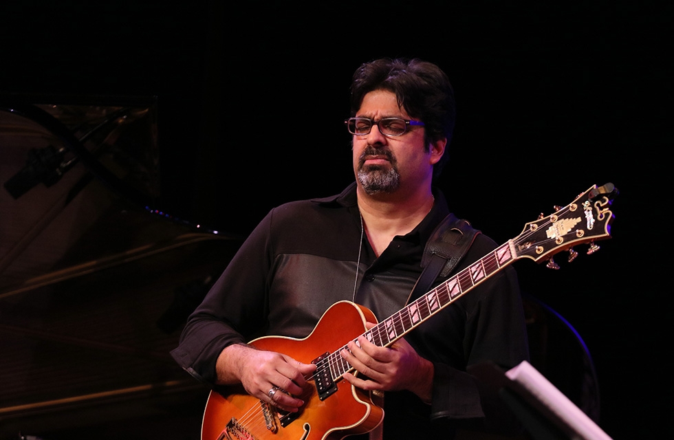 Renowned jazz guitarist Rez Abbasi during his performance at Asia Society New York on December 16, 2016. (Ellen Wallop/Asia Society)