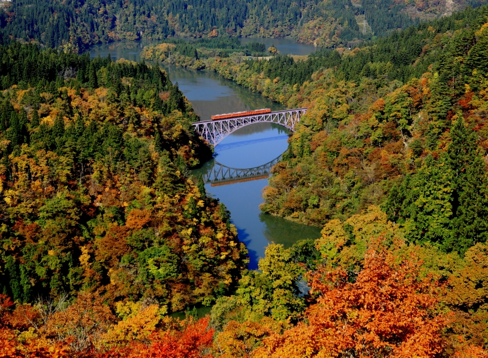 The Tadami bridge in the fall. (Hideyuki Katagiri)