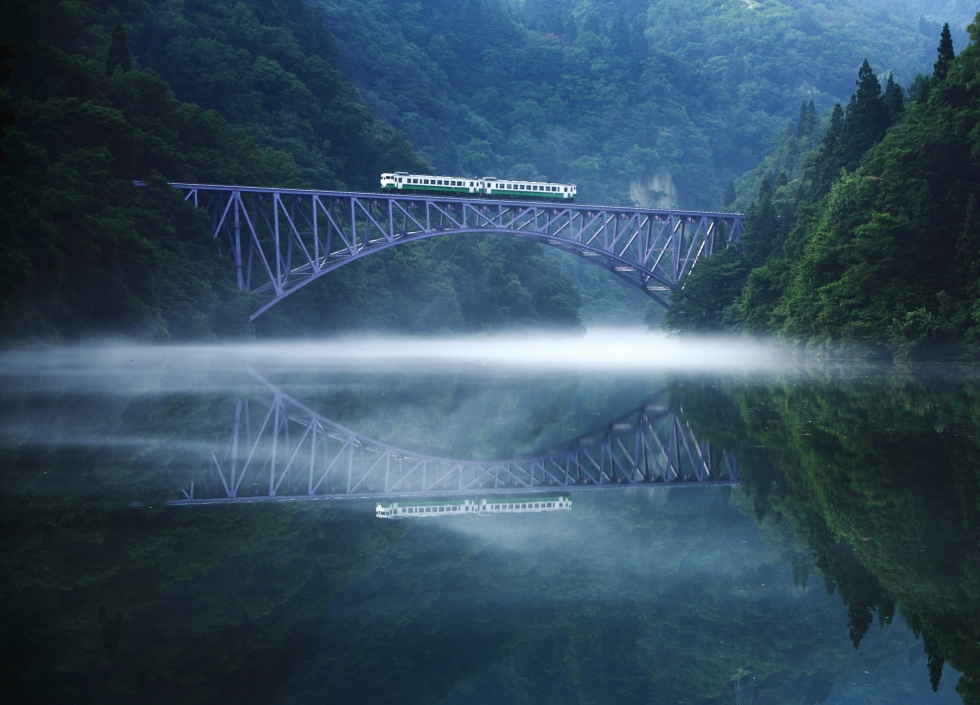 A bridge in Oku Aizu appears to float above a layer of fog. (Hideyuki Katagiri)