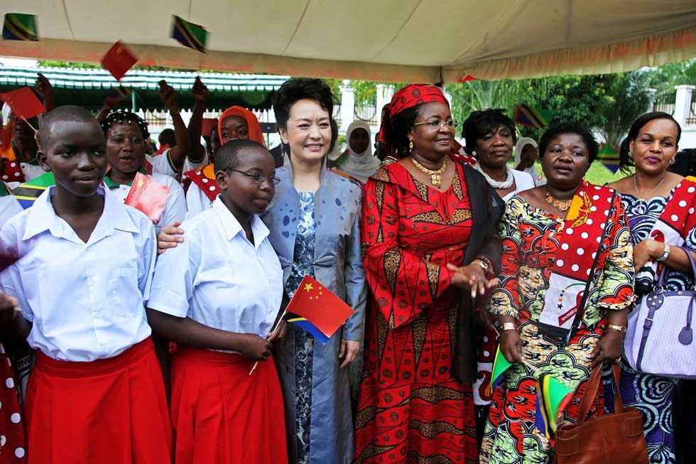First Lady of China Peng Liyuan (L) and her Tanzanian counterpart Salma Kikwete (R) on a joint visit to the Wanawake na Maendeleo Foundation (WAMA) offices in Dar Es Salaam, Tanzania, on March 25, 2013. (John Lukuwi/AFP/Getty Images) 