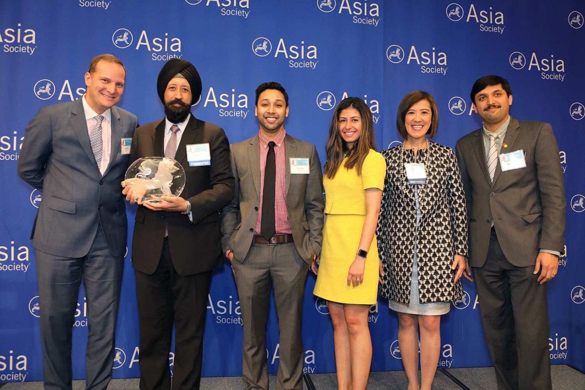 Ravi Aurora (L2) on behalf of MaterCard receives the award for Best Employer for Promoting Asian Pacific Americans into Senior Leadership Positions. (Ellen Wallop/Asia Society)