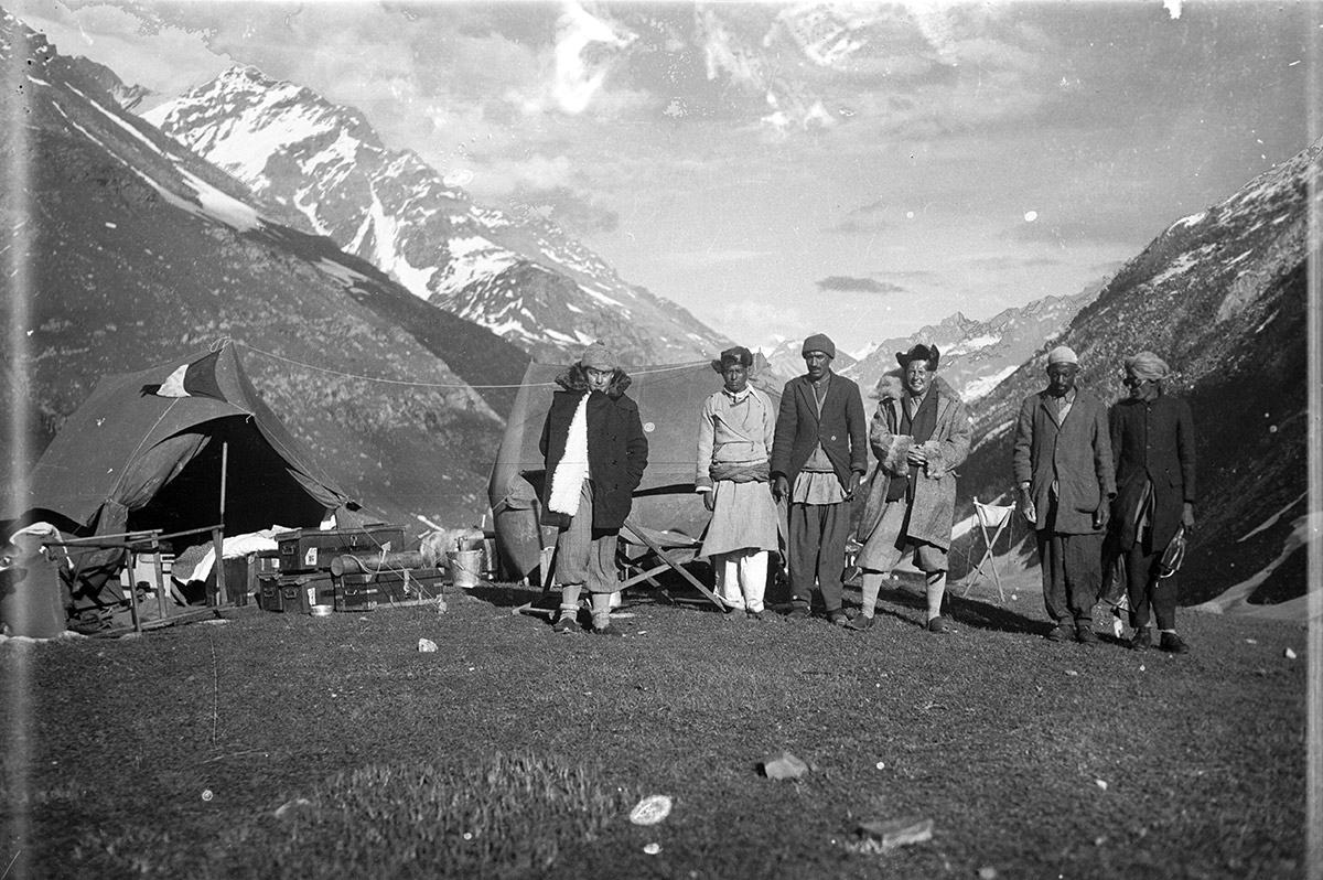 Eugenio Ghersi, Giuseppe Tucci, and members of the expedition in an unidentified location, Western Tibet. (Anonymous, 1933; Neg. dep. 6089/05. Courtesy of Istituto Italiano per l'Africa e l'Oriente (Is.I.A.O.) in l.c.a. and Ministero Degli Affari Esteri e della Cooperazione Internazionale.)