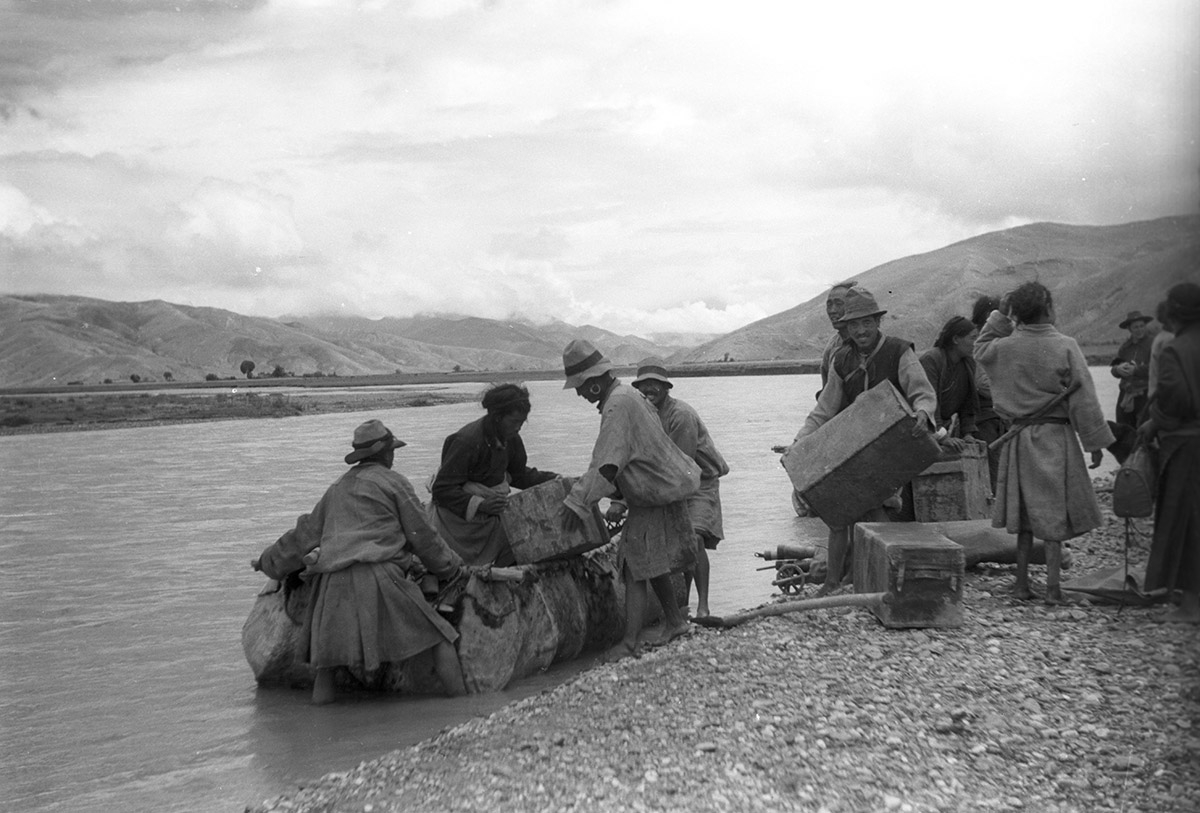 Crossing the Nyangchu River at Nesar, Tsang, Tibet. (Felice Boffa Ballaran, 1939; Neg. dep. 6126/35. Courtesy of Istituto Italiano per l'Africa e l'Oriente (Is.I.A.O.) in l.c.a. and Ministero Degli Affari Esteri e della Cooperazione Internazionale.)