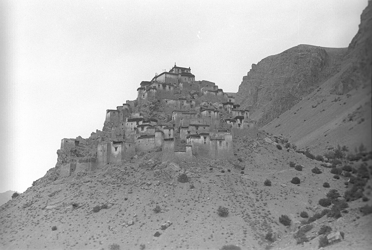 The monastery of Kyi, Spiti, India. (Eugenio Ghersi, 1933; Neg. dep. 6077/28. Courtesy of Istituto Italiano per l'Africa e l'Oriente (Is.I.A.O.) in l.c.a. and Ministero Degli Affari Esteri e della Cooperazione Internazionale.)