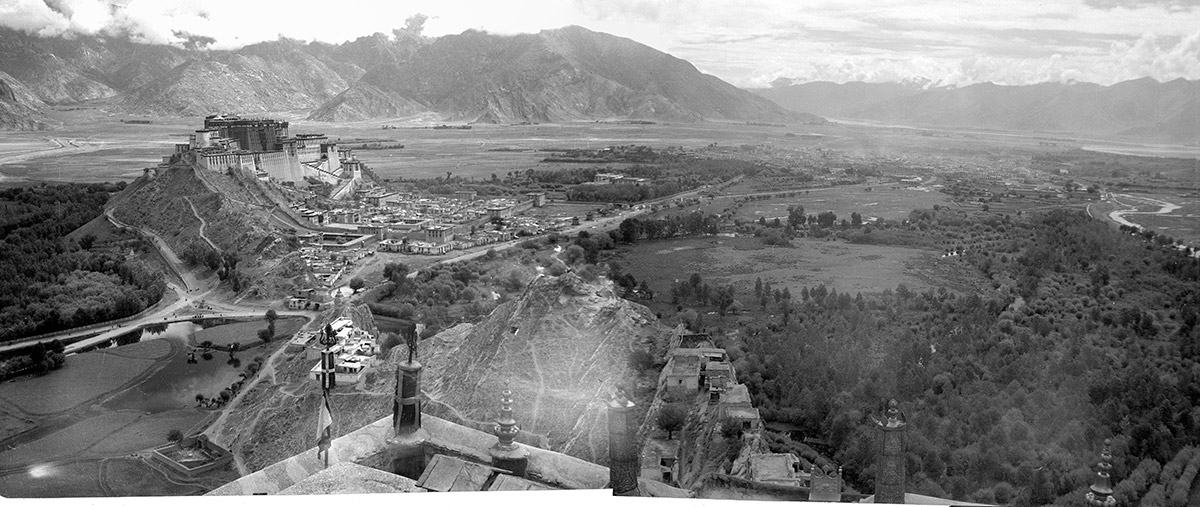 The Potala Palace, Lhasa: The Seat of the Dalai Lamas. (Prodhan, 1948; Neg. dep. 7710/02 + 8037/05. Courtesy of Istituto Italiano per l'Africa e l'Oriente (Is.I.A.O.) in l.c.a. and Ministero Degli Affari Esteri e della Cooperazione Internazionale.)