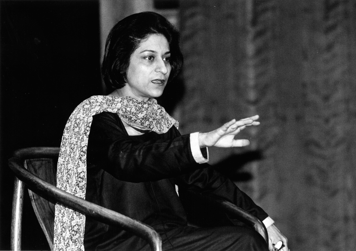 Asma Jahangir speaks at the Asia Society in New York in February 1998. (Asia Society/Jack Deutsch)