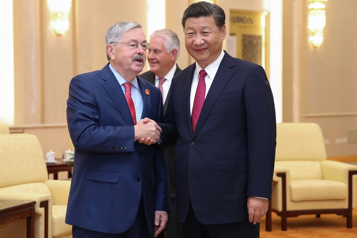 Terry Branstad shakes hands with Chinese President Xi Jinping 